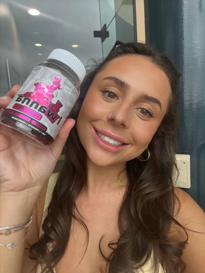Jessica with iWanna Relax gummies